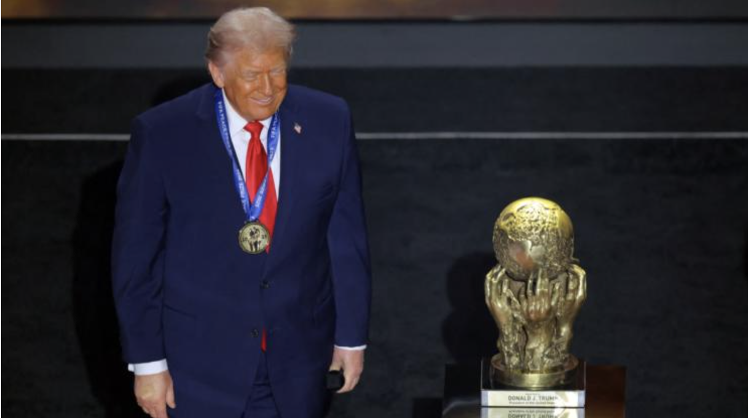 Donald Trump reçois le prix de la paix Fifa