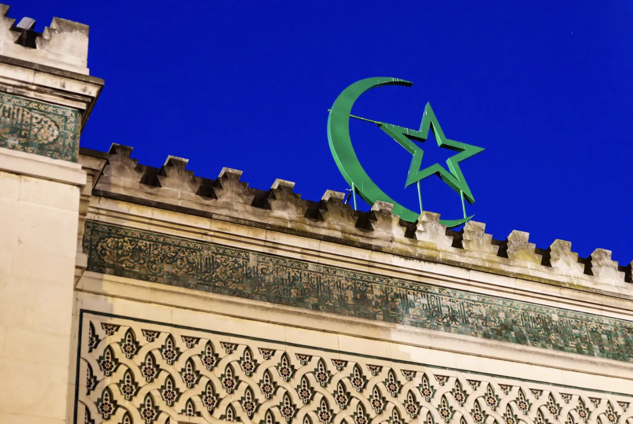 LFI et la Grande Mosquée de Paris portent l’affaire devant l’Arcom après les propos controversés de Nathalie Saint-Cricq